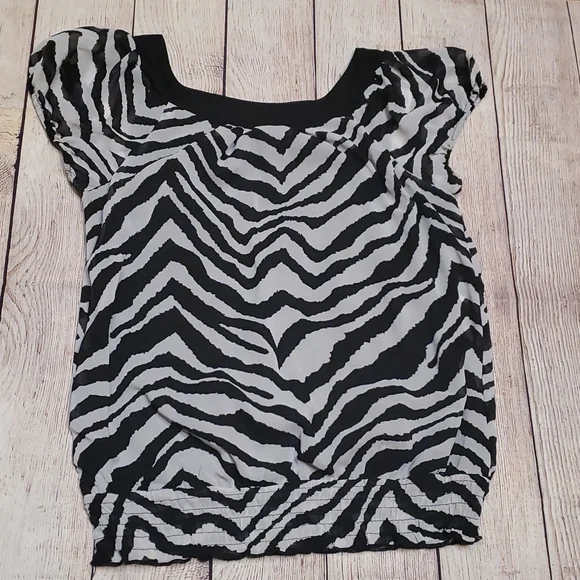 Women’s Zebra Print Three Pink Hearts Shirt 🖤 Size XL - Picture 8 of 9